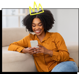 homem feliz utilizando o celular