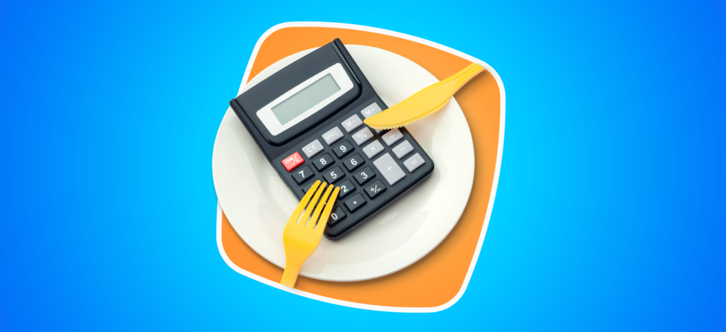 Imagem de um prato com uma calculadora em cima. Simulando a Pensão Alimentícia.